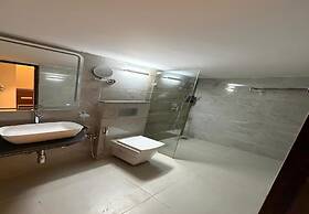 M R SUITES