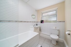 Redhill Holiday Home Sleeps 4 - Parking