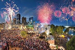 Central 2BR Apt by Melbourne Central, City Views