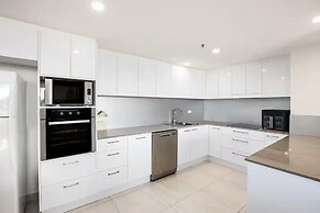 Beachfront Bliss in Surfers Paradise