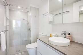 Beachfront Bliss in Surfers Paradise