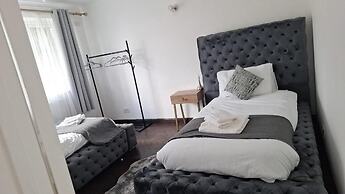 Cosy 2-bed Maisonette With Private Garage in Wembley