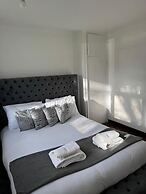 Cosy 2-bed Maisonette With Private Garage in Wembley