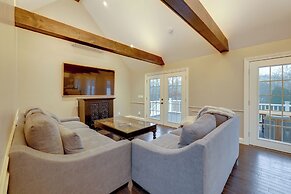Easy Coast Access! Elevated Marthas Vineyard Stay