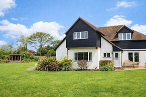 Spacious Coastal Family Home Sleeps 8