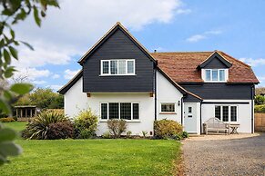 Spacious Coastal Family Home Sleeps 8