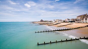 Spacious Coastal Family Home Sleeps 8