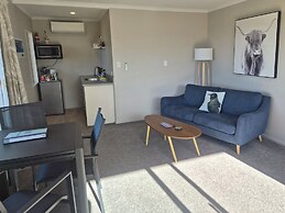 Centrally located Hilltop Apartment