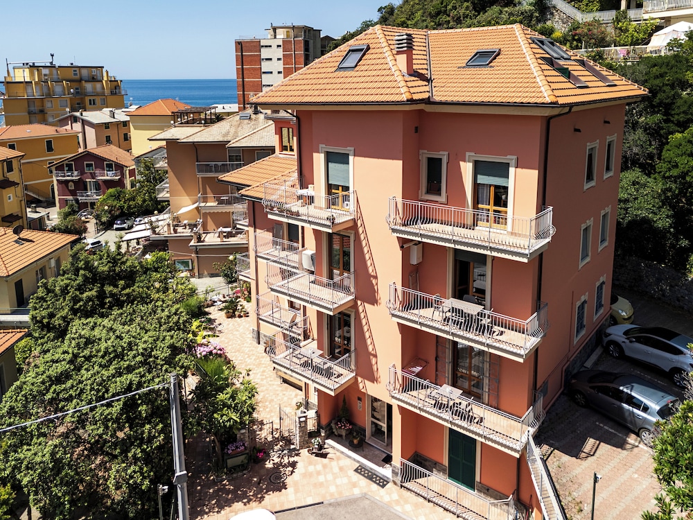 Kriss Apartments