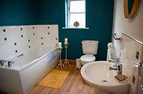 4 Bed House Sleeps 10 - Pets, Parking, Games Room