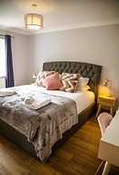 4 Bed House Sleeps 10 - Pets, Parking, Games Room