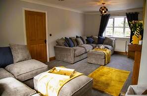 4 Bed House Sleeps 10 - Pets, Parking, Games Room