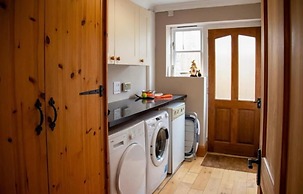 4 Bed House Sleeps 10 - Pets, Parking, Games Room