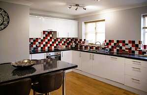 4 Bed House Sleeps 10 - Pets, Parking, Games Room