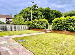 4 Bed House Sleeps 10 - Pets, Parking, Games Room