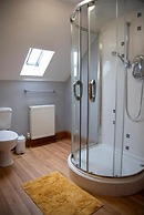 4 Bed House Sleeps 10 - Pets, Parking, Games Room