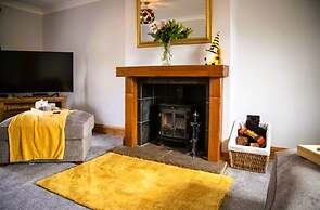 4 Bed House Sleeps 10 - Pets, Parking, Games Room