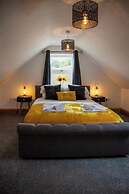 4 Bed House Sleeps 10 - Pets, Parking, Games Room