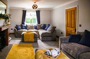 4 Bed House Sleeps 10 - Pets, Parking, Games Room