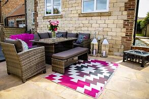 4 Bed House Sleeps 10 - Pets, Parking, Games Room