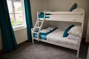 4 Bed House Sleeps 10 - Pets, Parking, Games Room