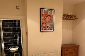 3 Bed Sleeps 6 Free Parking Enclosed Garden