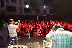 HOTEL CRAZY HOME AND RESORT