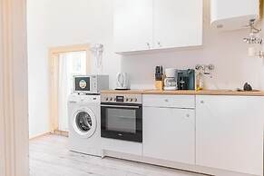 Quick Center Access 2BR Apt For Groups