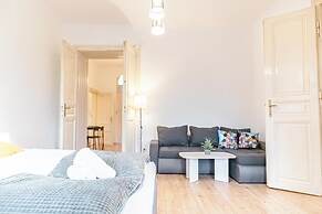 Quick Center Access 2BR Apt For Groups