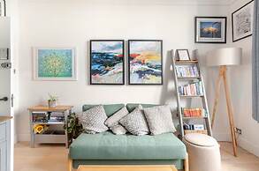 Warm, Upgraded Top-floor Flat in Finnieston