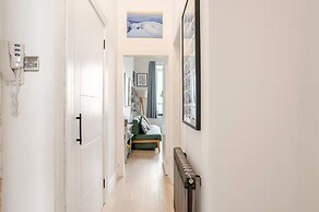 Warm, Upgraded Top-floor Flat in Finnieston