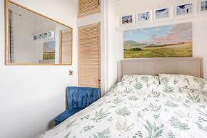 Warm, Upgraded Top-floor Flat in Finnieston