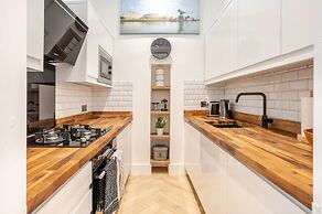Warm, Upgraded Top-floor Flat in Finnieston