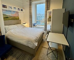 Warm, Upgraded Top-floor Flat in Finnieston