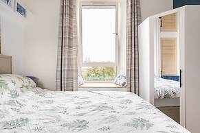 Warm, Upgraded Top-floor Flat in Finnieston