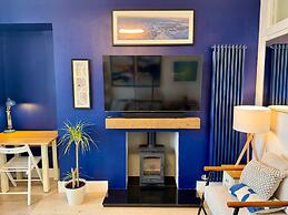 Warm, Upgraded Top-floor Flat in Finnieston