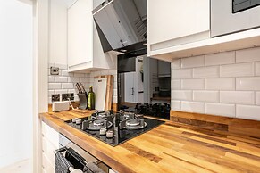 Warm, Upgraded Top-floor Flat in Finnieston