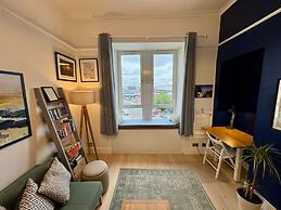 Warm, Upgraded Top-floor Flat in Finnieston