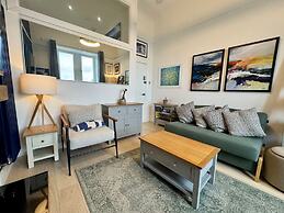 Warm, Upgraded Top-floor Flat in Finnieston