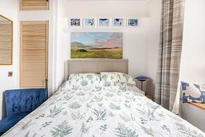 Warm, Upgraded Top-floor Flat in Finnieston
