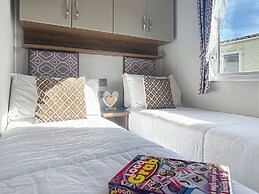 Premium Lodge - Sleeps 8 - Seton Sands Beach