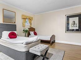 Spacious Home With Private Parking