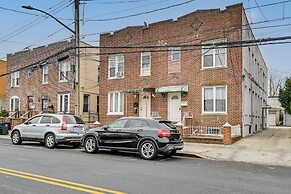 Easy Train Access! Quiet New York Commuter Apt