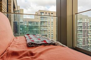 Modern Cozy Kingston Flat, 5 Mins to Train Station