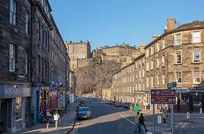 2bed 2bath Apartment Beneath Edinburgh Castle