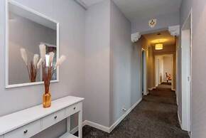 3 Bedroom Apartment on 5th Floor With Elevator