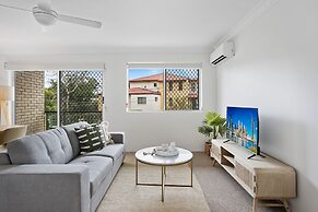 Spacious 2-bed Apartment Near City Centre