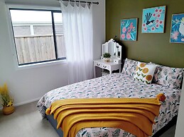 Modern Seaside Boho Incl Breakfast