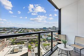 Chic 1-bedroom Apartment With Pool