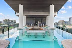 Chic 1-bedroom Apartment With Pool